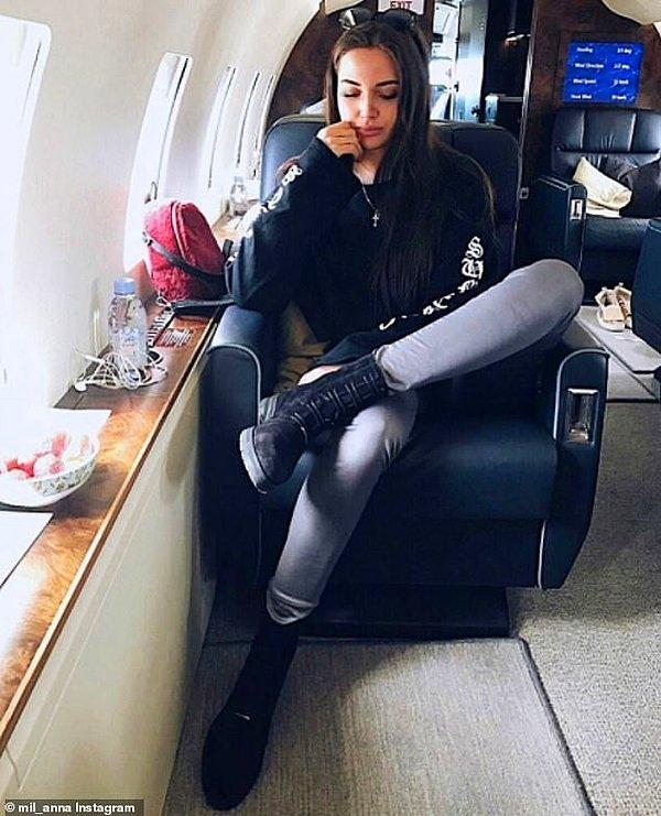 Harrods'ın devamlı müşterilerinden Anna Milyavskaya, Belgravia'da sadece üyelerin girdiği kulüplere gidiyor ve özel uçağı ile tatile gidiyor.
