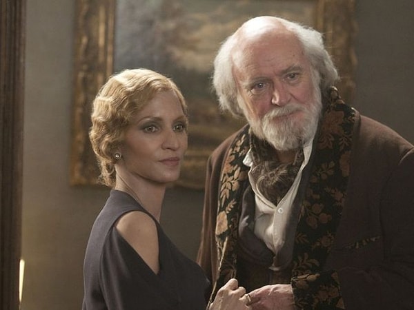 5. Кто эта женщина слева?