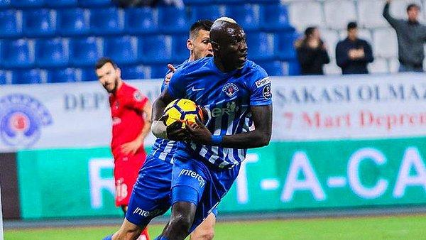 1991'de Senegal'in başkenti Dakar'da dünyaya gelen Mbaye Diagne, futbola İtalya'da başladı. Şimdilerde Serie D'de mücadele veren AC Bra'da kendini gösteren Diagne, 2013'te 100 bin euro karşılığında İtalyan devi Juventus'a transfer oldu.