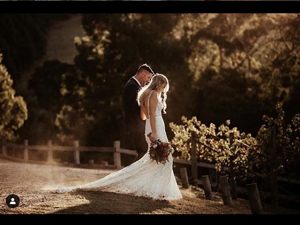 6. В середине процесса окрашивания Дэниел вошел в комнату, чтобы поздороваться. Они начали болтать и решили сходить куда-нибудь вместе.