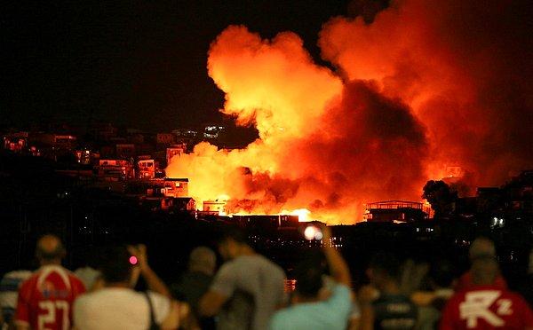 Sivil savunma yetkilileri, Educandos Mahallesi'ni saran yangında alevlere teslim olan 600'den fazla ahşap evin kül olduğunu açıkladı.