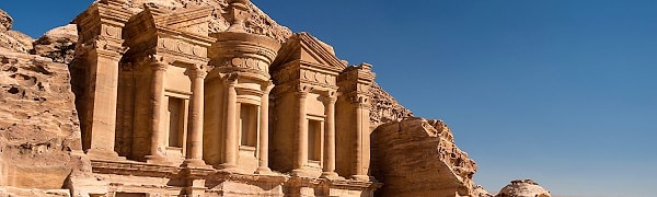 9. Здесь прятались Трансформеры! Как называется это чудо света?