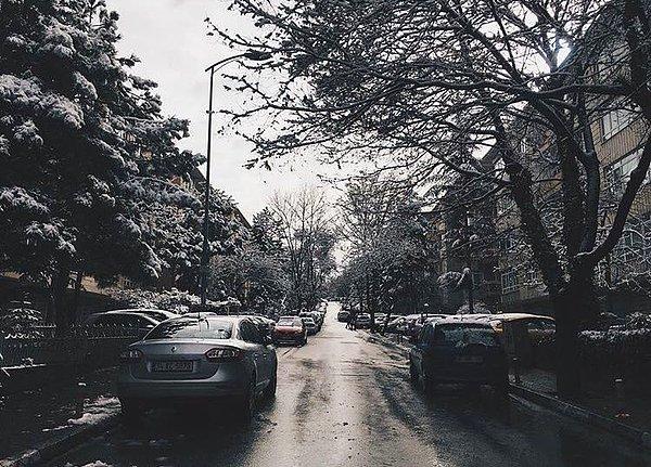 Karlı bir günde normal bir Ankara sokağı