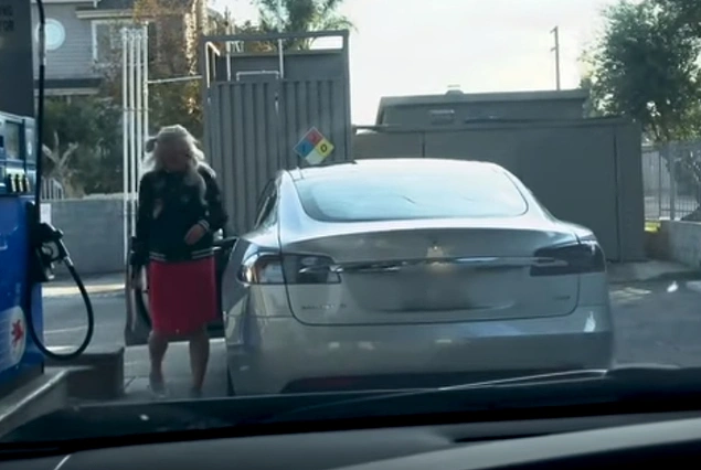 Elektrikli otomobili benzinle doldurmaya çalışan sürücünün videosu sosyal medyada viral oldu Elektrikli otomobili benzinle doldurmaya çalışan sürücünün videosu sosyal medyada viral oldu