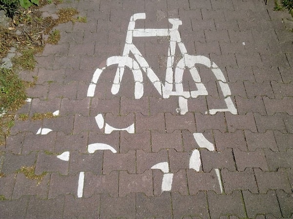 2. То ли шедевр современного искусства, то ли кто-то просто не умеет перекладывать плитку