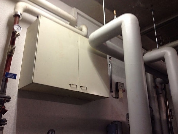 5. И ведь кому-то в голову пришла "светлая" мысль: "А не поставить ли тут шкафчик?"