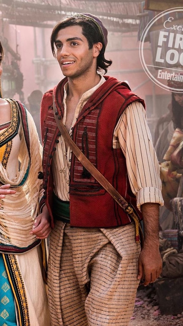Aladdin'in, animasyon filmdekinin tersine, yeleğinin içine bir gömlek giymiş olması. Gerçekten de pek estetik görünmüyor, ha?