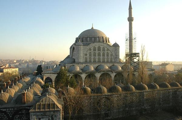 Caminin bulunduğu noktanın bir diğer özelliği ise İstanbul'un fethinde askerlerin şehre Edirnekapı'dan girmesidir. Bu nedenle diğer adı Edirnekapı Camii.