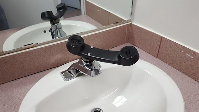 "Alo? Sıcak su telefona gelemez, öldü."