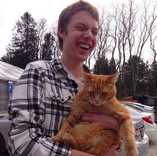 19. "Görme engelli arkadaşım ilk kez kedi tutuyor."