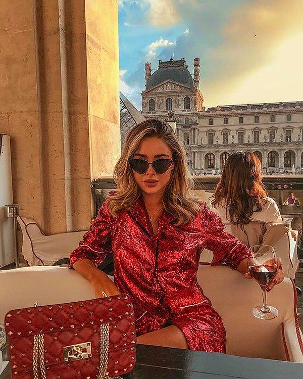 İsveçli Instagram kullanıcısı Johanna Olsson da kendisini Paris'te göstermek amacıyla fotoğraflara Photoshop ile ufak dokunuşlar yaptı.
