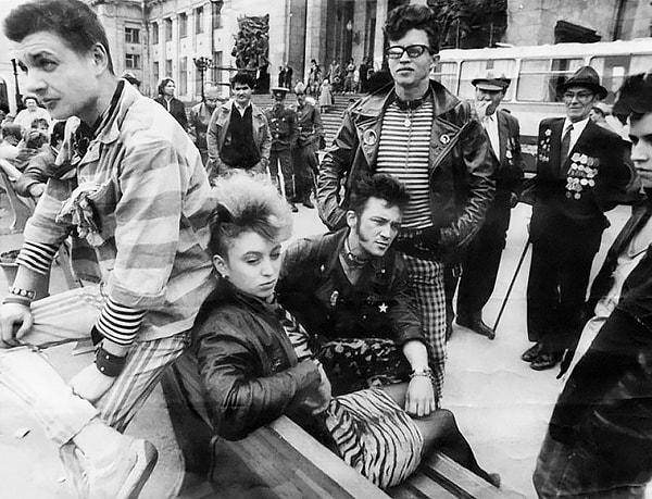 10. Молодежная субкультура СССР, взявшая за эталон американский образ жизни - это...