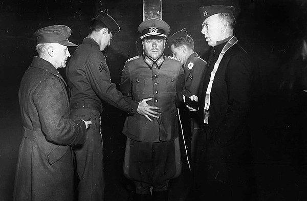 6. Alman Wehrmacht General Anton Dostler, atış ekibi tarafından idam edilmeden önce, Aversa, İtalya, 1 Aralık 1945