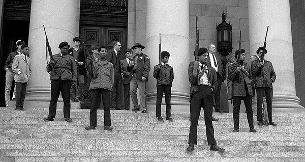 11. Siyah Panterler ismindeki grup, Kaliforniya'da silah kontrolünü protesto ederken, 1967