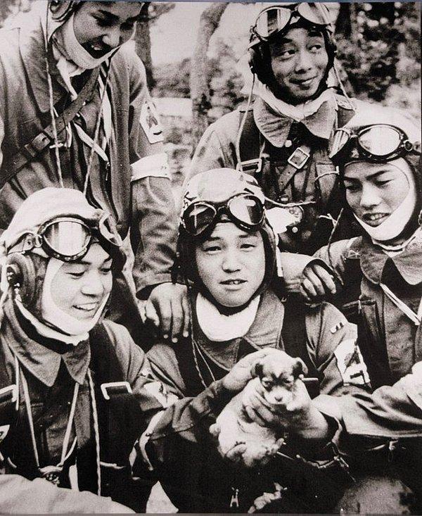 13. Bir köpek yavrusunu kucağında tutan genç kamikaze pilotu Yukio Araki, Okinawa, 1945