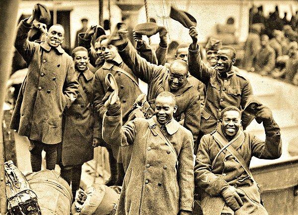 21. New York'a dönmekten mutluluk duyan, Harlem Cehennem Dövüşçüleri adındaki 369. Piyade Alayı'nın üyeleri, 11 Şubat 1919