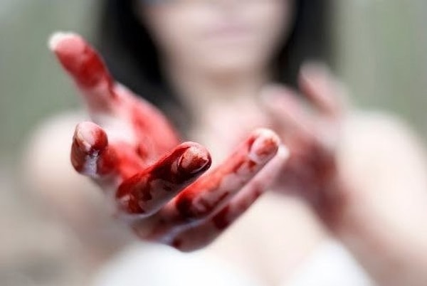 3. Вы смотрите на себя в зеркало, а ваши руки окровавлены. Чья она?