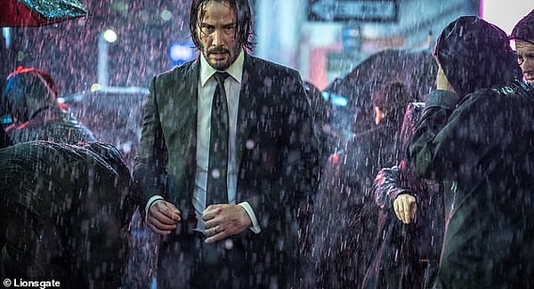 1. На одном из снимков, который опубликовал журнал Entertainment Weekly, мы видим Джона Уика под дождем. По всей видимости, он находится в Нью-Йорке и пытается скрыться от киллеров в толпе.