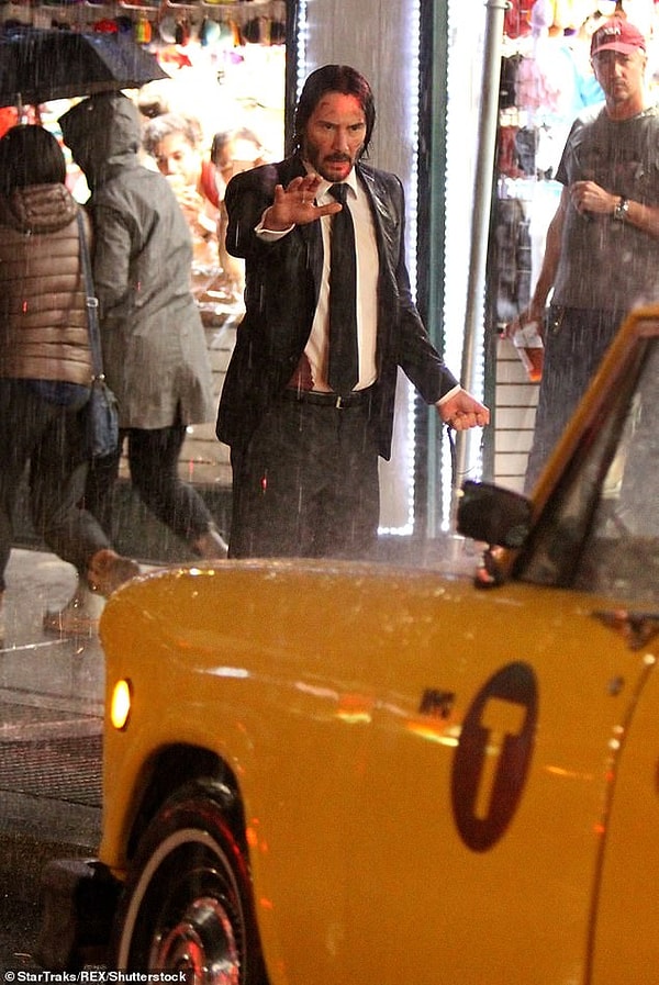 8. В «Джон Уик 3» мы также увидим Анжелику Хьюстону (Мортишу из «Семейки Адамс») и комедийного актера Джейсона Манцукаса.