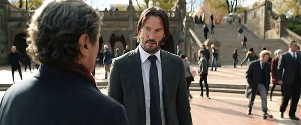 7. Напомним, что в предыдущей части за жизнь Джона Уика назначили контракт в 14 млн долларов после того, как он нарушил правила отеля «Континенталь», убив там Сантино. И теперь Джон вынужден бежать из города.