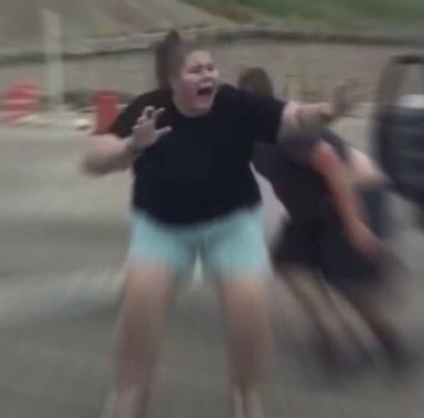 2. Когда ты моешься и бутылка с шампунем/кондиционером/гелем падает с полки с громким звуком и устраивает тебе сердечный приступ