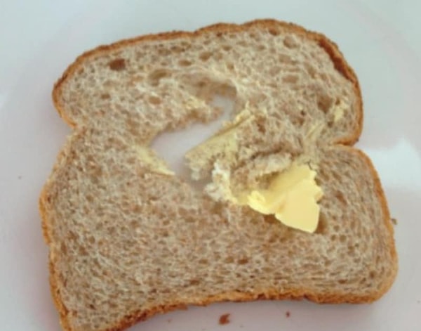 4. Когда пытаешься размазать масло из холодильника по мягкому хлебушку и в нем образуется дырка