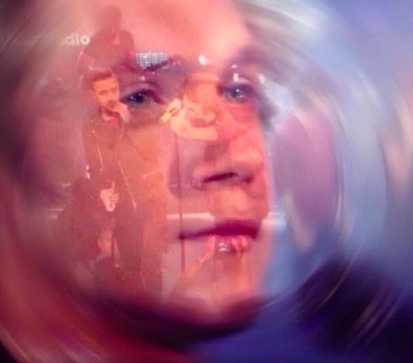 8. То чувство, когда подпеваешь под музыку в одиночестве и вдруг песня почему-то останавливается и ты слышишь, насколько у тебя ужасный голос