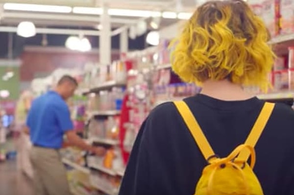 11. Когда в магазине кто-нибудь стоит у полки, которая тебе нужна, и ты вынужден притворяться, что тебя интересует товар рядом