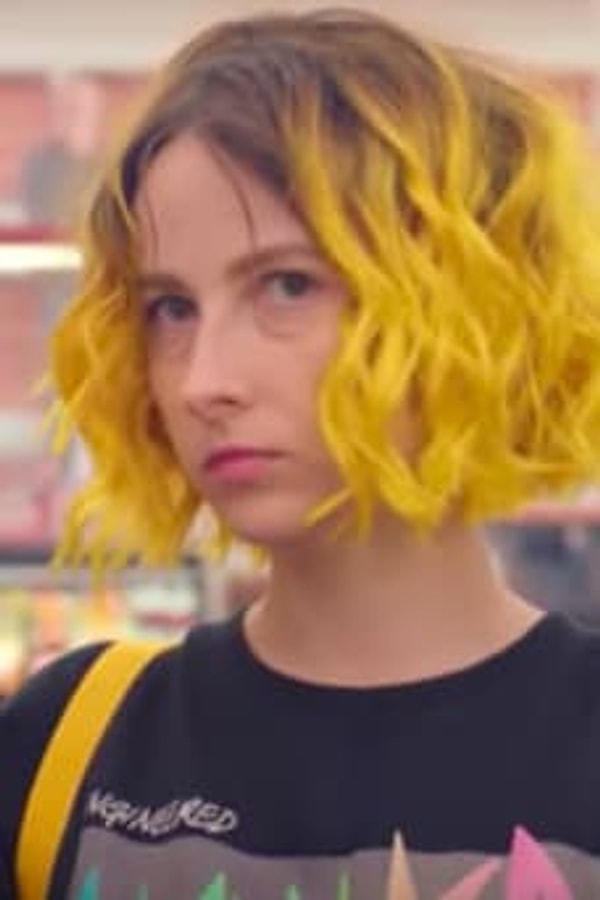 11. Когда в магазине кто-нибудь стоит у полки, которая тебе нужна, и ты вынужден притворяться, что тебя интересует товар рядом