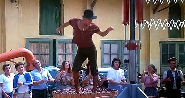 2. Парень зажигает прямо на улице! Он нереально крут. И происходило это в фильме...