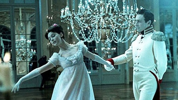 10. Какая красивая пара! В каком фильме показывали этот шикарный бал?