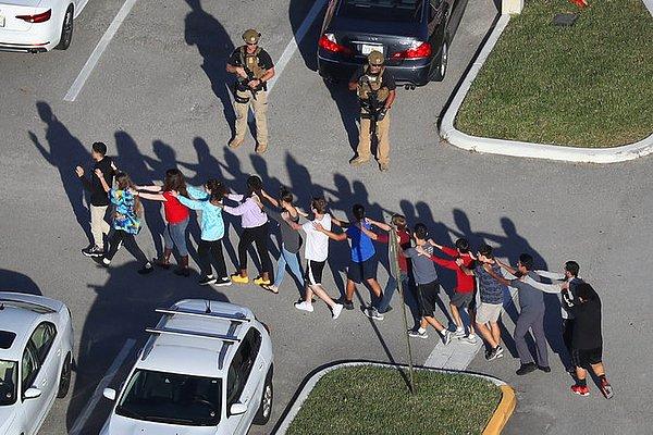 Florida'da 17 öğrencinin ölümüne sebep veren silahlı saldırıdan sonra eylem yapan lise öğrencileri.
