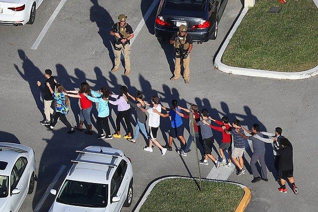 Florida'da 17 öğrencinin ölümüne sebep veren silahlı saldırıdan sonra eylem yapan lise öğrencileri.
