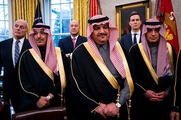 Suudi Arabistan Prensi ve ABD başkanı Trump arasında yapılan toplantı sırasında bekleyen ABD ve Arabistan yetkilileri.