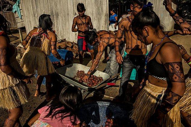Brezilya'da meyveleri aralarında paylaşan Munduruku kabilesinin üyeleri.