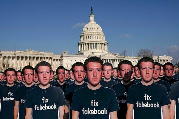 Mark Zuckerberg, Facebook firmasında yapılan işler üzerine senatoya ifade verirken Beyaz Saray'ın dışına konulan kartondan Zuckerbergler.