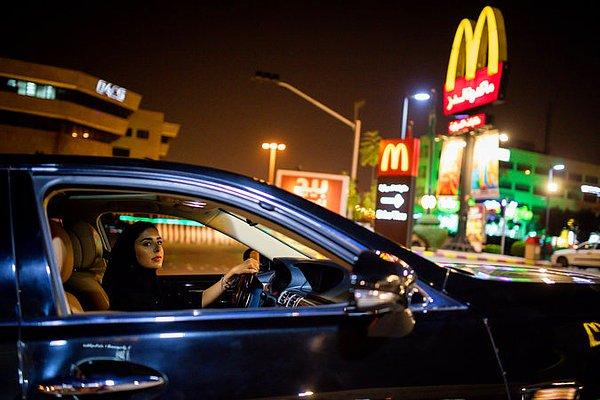 Kadınların araba kullanma yasağı kalkmadan saatler önce Arabistan'da kendisine yemek almaya giden Hessah Alajaji.