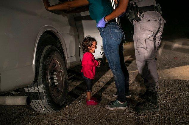 Annesi ABD-Meksika sınırında aranırken ağlayan 2 yaşındaki Honduraslı kız.