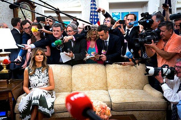 ABD Başkanı Trump, İspanya Kraliyeti ile görüşürken Beyaz Saray'ın Oval Ofisi'nde bekleyen Melania Trump.