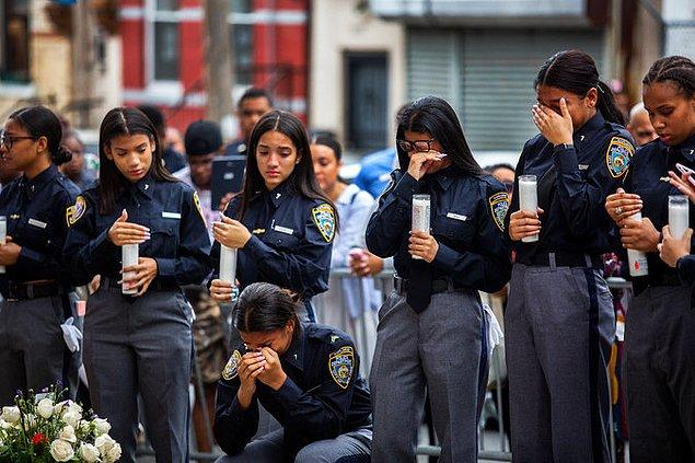 Bronx'ta bıçaklanarak öldürülen 15 yaşındaki arkadaşları için son görevlerini yerine getiren bir grup polis merkezi üyesi.