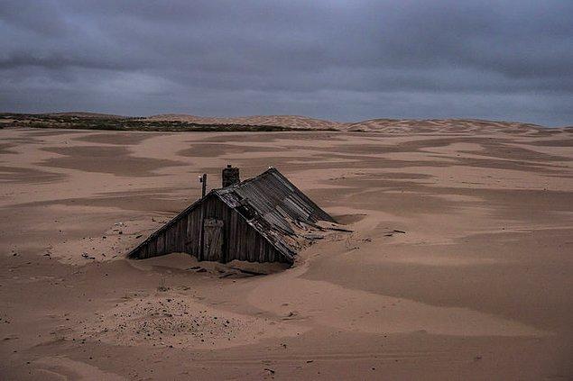 Kuzey Rusya'daki Beyaz Deniz yakınlarında bulunan balıkçı kasabasında bir ev, kum tarafından istila edilmiş.
