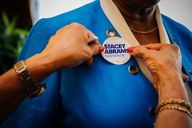 ABD senatosuna  aday olan Stacey Abrams'a sticker yapıştıran bir destekçi.