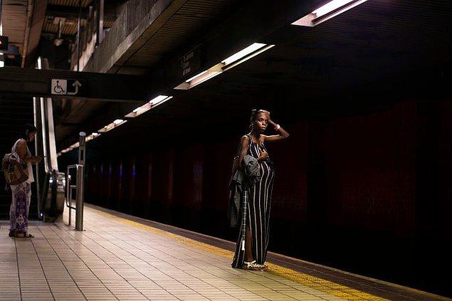 Brooklyn'de bir sığınakta yaşamış olan Shimika Sanchez, karnında taşıdığı üçüncü çocuğuyla birlikte metro bekliyor.