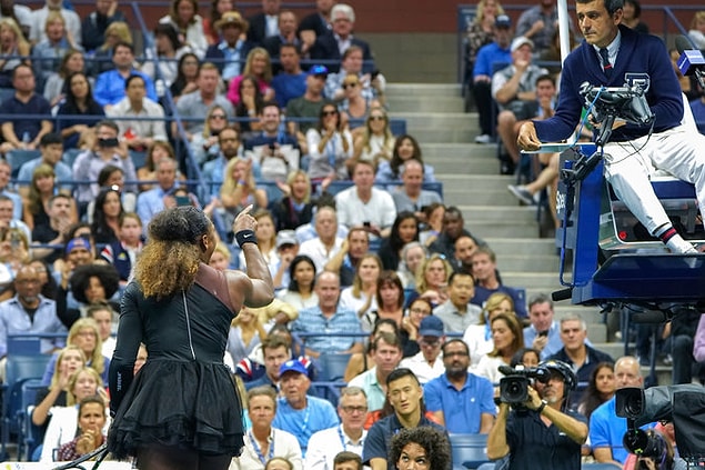 Serena Williams, kadın tenisçilerin final maçında, hakem Carlos Ramos ile tartışıyor.