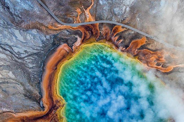 Yellowstone Milli Parkı'nda meydana gelen renkli akıntı.