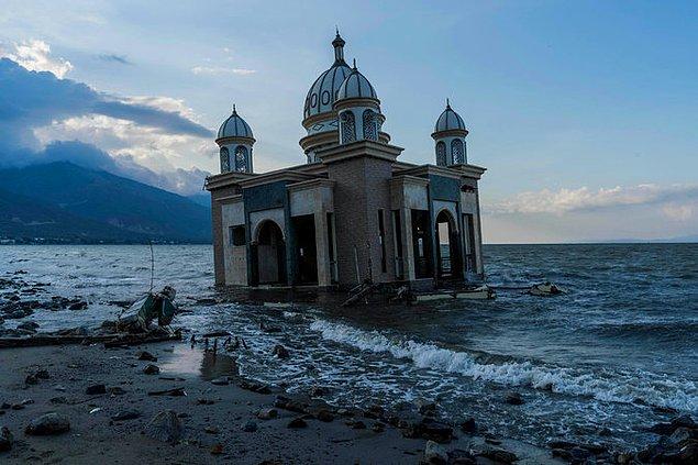 2000'den fazla insanın ölümüne sebep olan, 7.5 şiddetindeki tsunamide ayakta kalan cami.