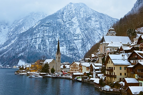 6. Государство, на гербе которого есть изображения серпа и молота...