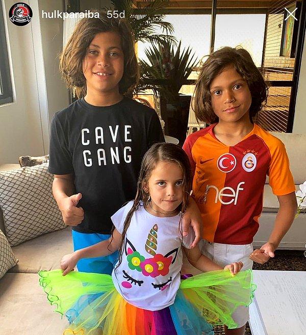 Hulk'un bugün attığı Instagram hikayesi ise dikkatlerden kaçmadı nedeni ise oğlunun yeni sezon Galatasaray formasıyla poz vermesiydi.