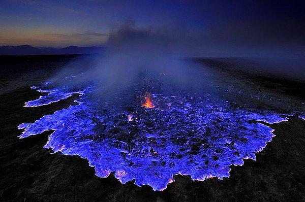 18. Endonezya'nın Kawah Yanardağı sülfürik gazlar sayesinde alışılmadık mavi bir parıltı verir.