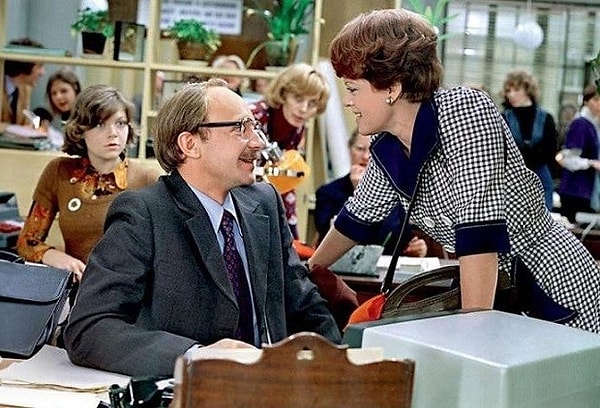 19. Какой режиссер снял "Служебный роман"?